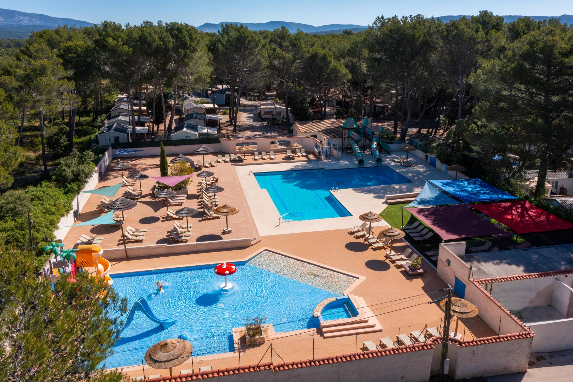 nous avons la piscine et la pataugeoire